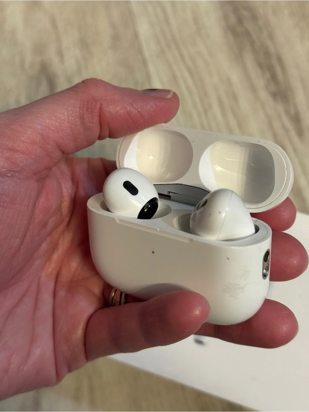 Apple AirPods Pro 2nd Generation with MagSafe/Lightning charging case A2700